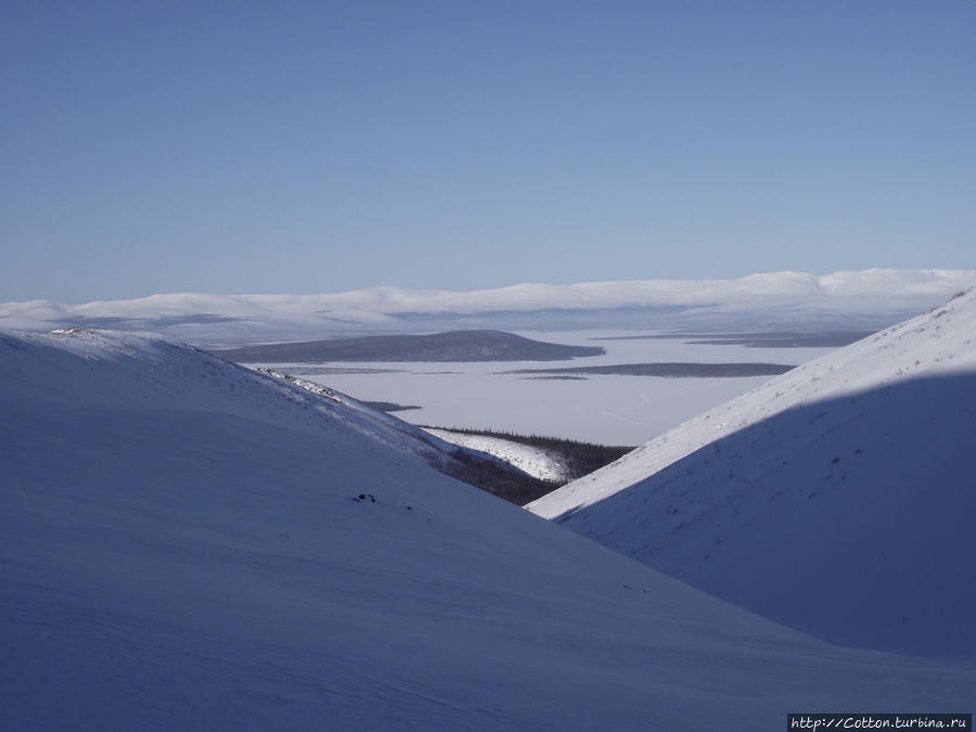 Вид на озеро Имандра с перевала Юмъекорр. Вдали — это тоже горы. Хибины Национальный Парк, Россия