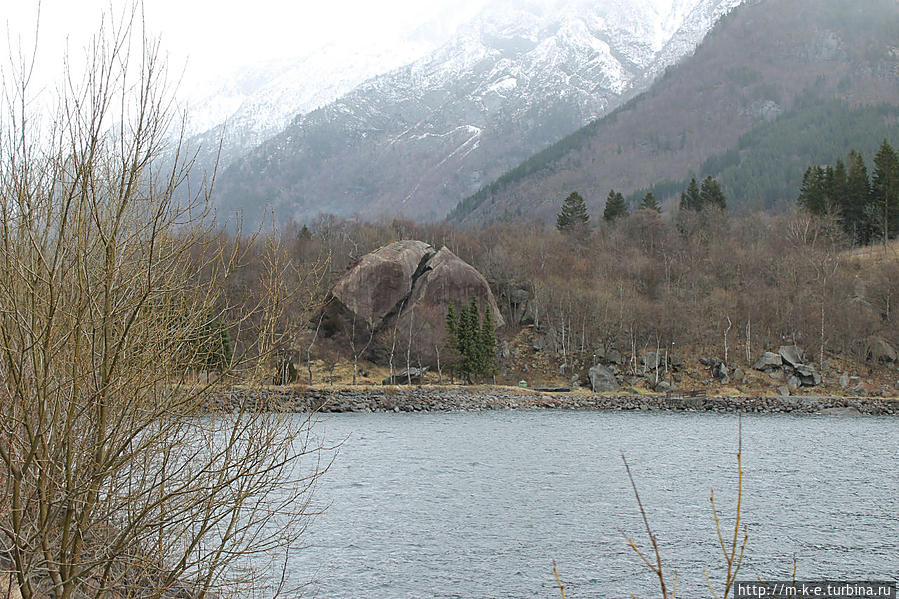 Камень расколовшийся надвое Одда, Норвегия