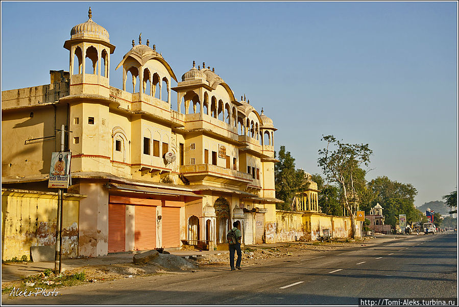 Кое-где встречаются стилизованные под дворцы здания отелей...
* Джайпур, Индия