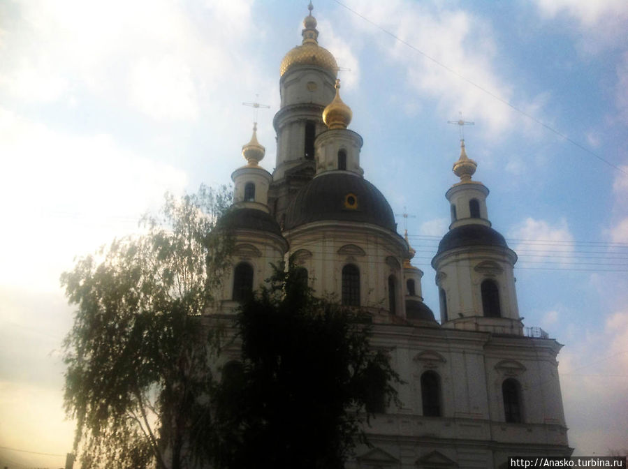 Эта церковь была самой первой в Харькове. Сначала, в 1657 году была построена  деревянная церковь Успения Пресвятой Богородицы, размещавшаяся в крепости немного южнее современного здания Успенского собора. Харьков, Украина
