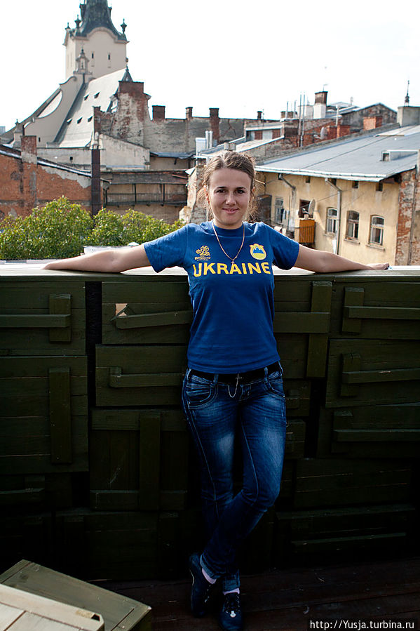 На крыше известной Крыивки — безумно интересно. Мало того, что там мини военный ресторанчик, так еще и вид чудный открывается на Ратушу)