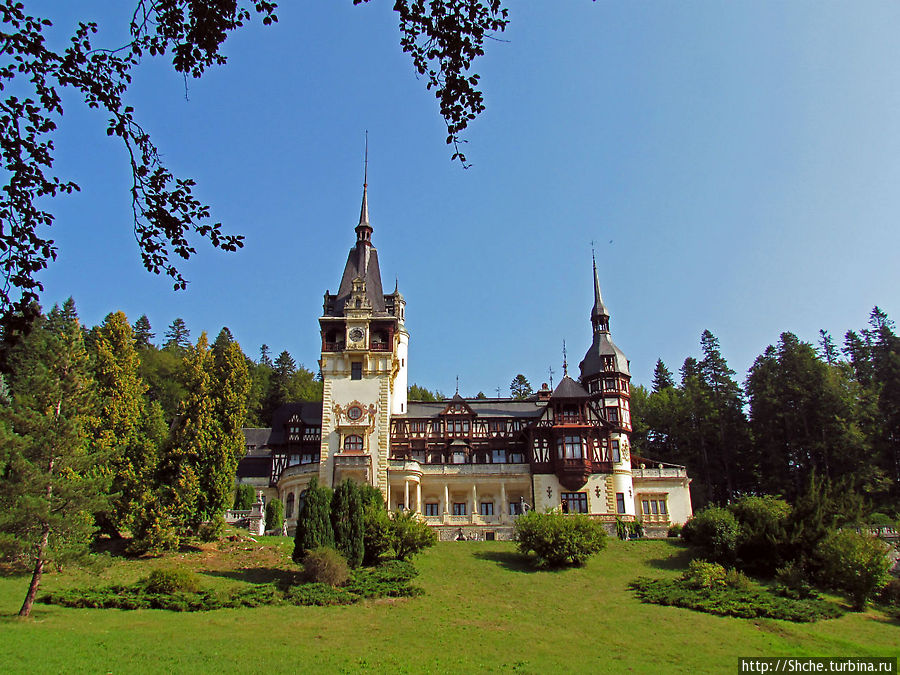 Дорога к замку Пелеш, летней резиденции румынского короля Синая, Румыния