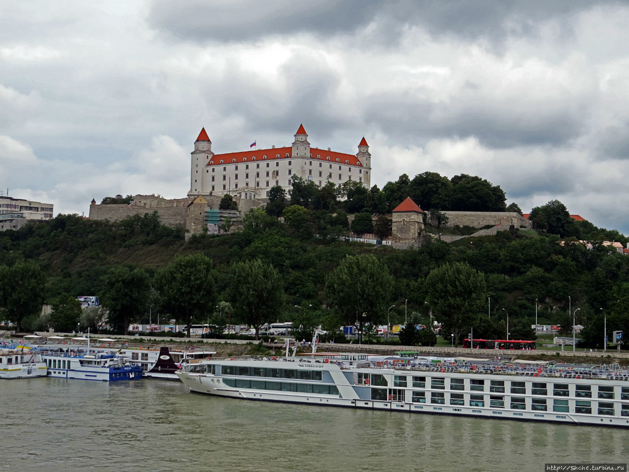 Над рекою Град стоит Братислава, Словакия
