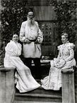 Лев Толстой с сестрами Софьей и Татьяной Берс (Из Интернета)