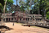 Под натиском огромных деревьев храм стремительно разрушается по этому местные власти во многих местах ведут реставрационные работы.