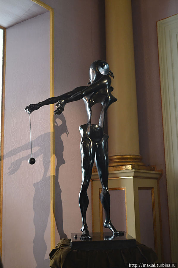 Скульптура Памяти Ньютона. Фигерас, Испания