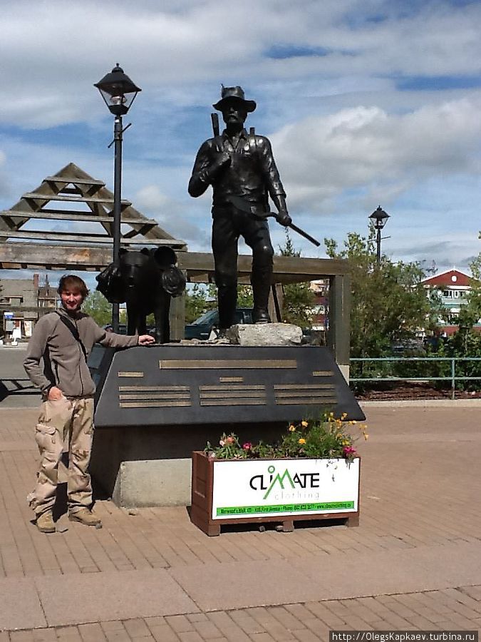 Памятник золотодобытчику, старателю и я (я слева!) Уайтхорс, Канада