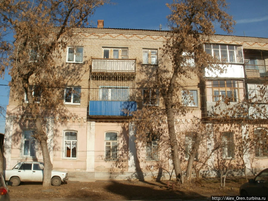 Напротив церкви — забавное здание. Первый этаж дореволюционный,  2-й и 3-й — хрущоба. Оренбург, Россия