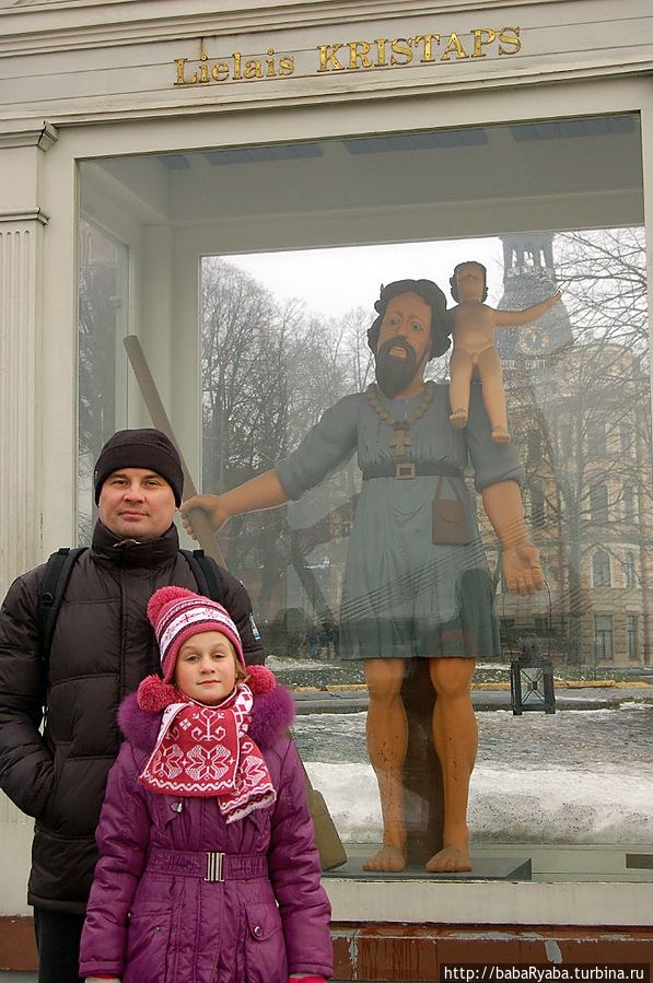 Большой Кристап (Кристофор), покровитель всех переправ и мостов. В одной руке — весло, а в другой — небольшой светильник, посредством которого он освещает себе путь по реке, через которую он, служа на благо людям, должен переправлять всех желающих.