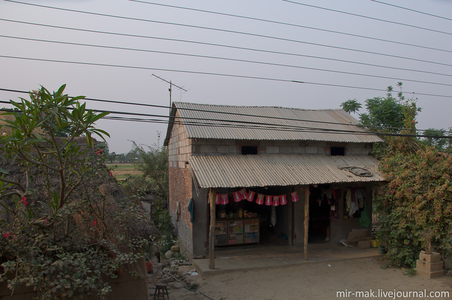 Кто-то даже открыл у себя в доме продуктово-хозяйственную лавку. Непал