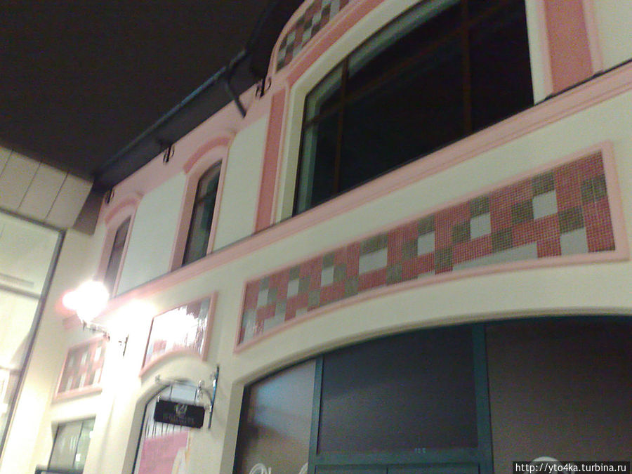 В этом здании с мозаикой находится туалет