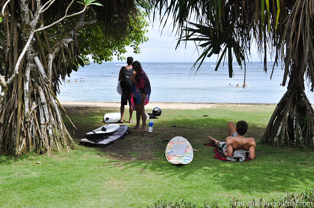 Еще здесь много серферов, в основном начинающих, так как волны между двумя полуостровами не большие, как раз чтобы научиться стоять на доске. Бали, Индонезия