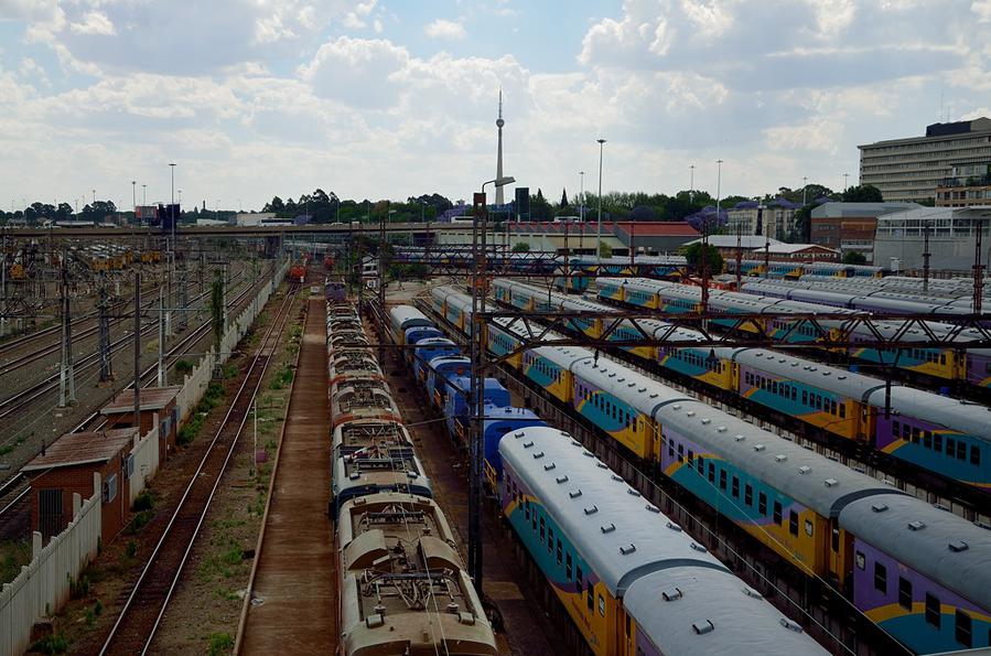 Пригородные поезда на вокзале Park Station Йоханнесбург, ЮАР