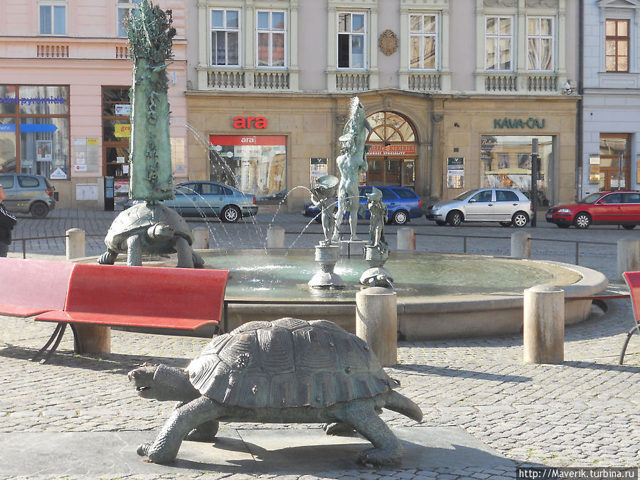 Традиция Оломоуца по постройке фонтанов продолжилась в 2002 году, когда на Верхней площади появился седьмой фонтан с черепахами и дельфином. Оломоуц, Чехия