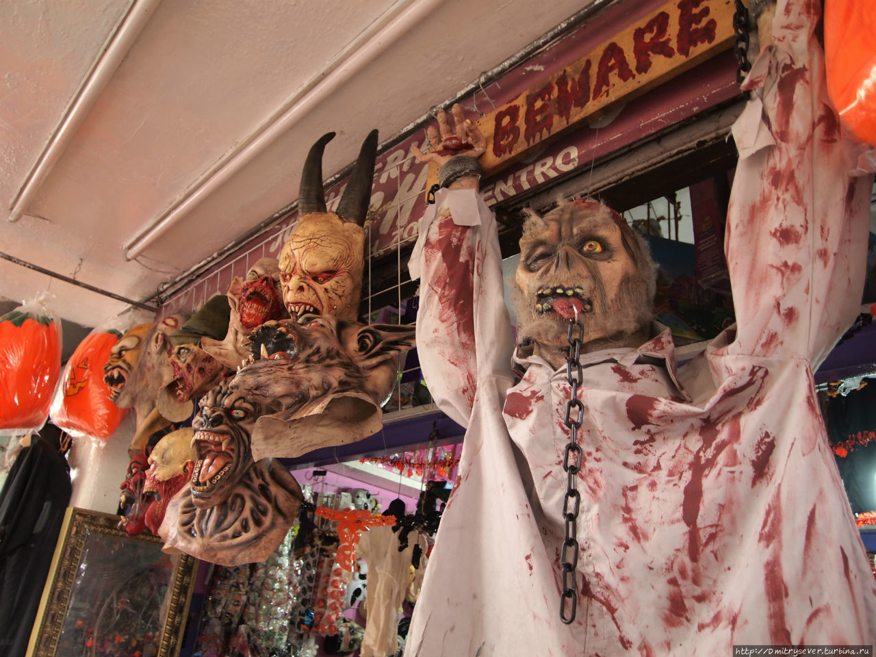 Типичный магазинчик с товарами для празднования Дня Мертвых и Хелоуина Мексика
