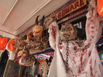 Типичный магазинчик с товарами для празднования Дня Мертвых и Хелоуина