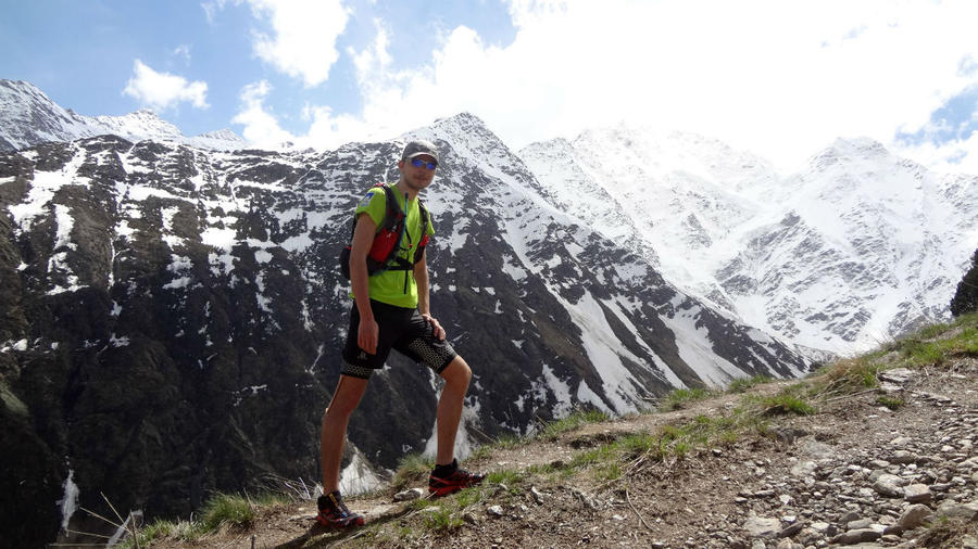 То ли идем, то ли бежим, но как всегда на скорость.. по другому уже не умеем..) Эльбрус (гора 5642м), Россия
