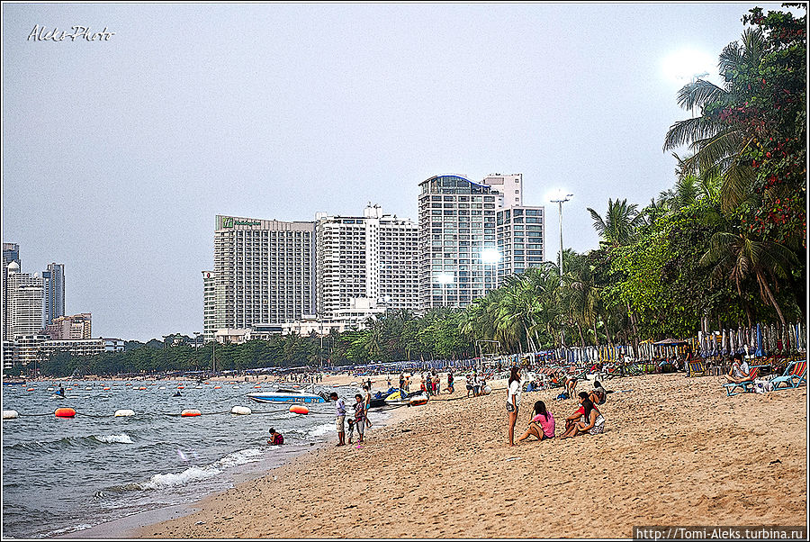 Главный пляж Паттайи — далеко не чистый, но все-таки лучше, чем многие пляжи у нас на Черном море... 
* Паттайя, Таиланд