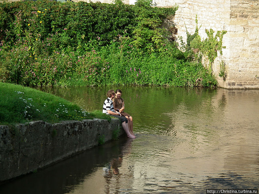 Влюбленные парочки уединяются у пруда в Швебишь Халль. Вдалеке от центра и толпы. Но я и тут их поймала ;)