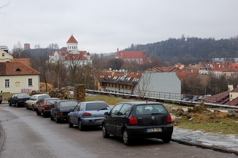 Вид на Собор Пречистой Богородицы и (чуть позади) костел Святого Франциска Ассизского. На фоне справа — гора Трех крестов Вильнюс, Литва