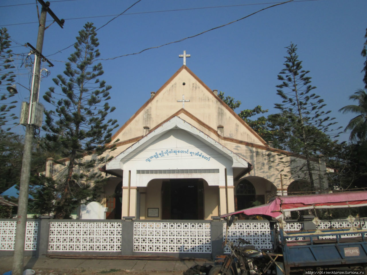Прогулка по району с церквями и гурдварой Патейн, Мьянма