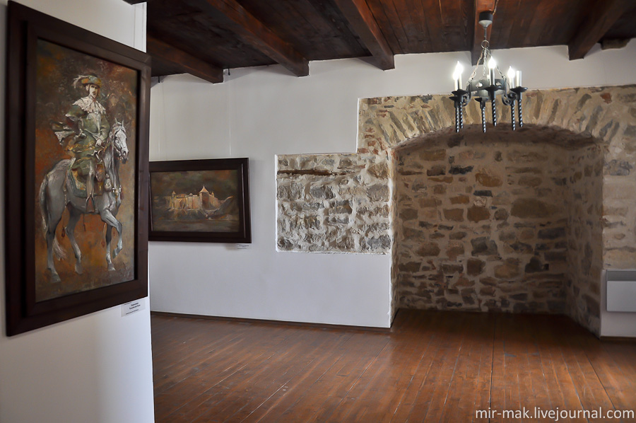 Есть и небольшая картинная галерея, изображающая периоды существования крепости. Хотин, Украина