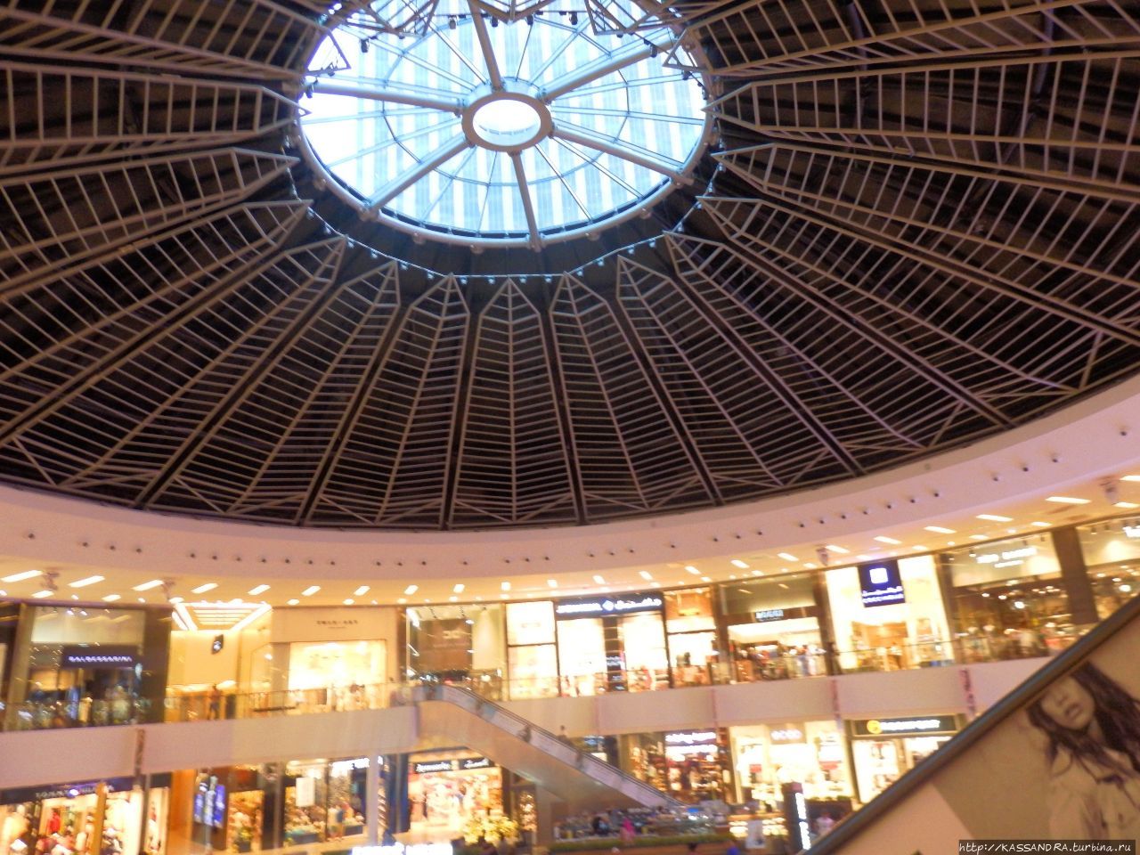 Дубай молл список магазинов. Нахил Молл Дубай. Dubai Marina Mall магазины. Дубай Молл Кепки.