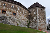Замок на этом месте возник еще в 12-ом веке. С тех пор несколько раз был полностью разрушен, и заново отстроен.