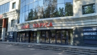 С Октябрьского проспекта вид на лицевую сторону того, что когда-то было кинотеатром Алые паруса, любимым местом жителей Кирова в старые добрые времена.