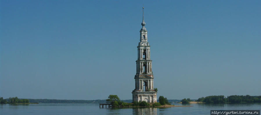 Панорама вокруг  колокольни Никольского собора. Калязин, Россия