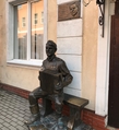 Памятник Василию Тёркину у библиотеки на улице Тельмана, 7