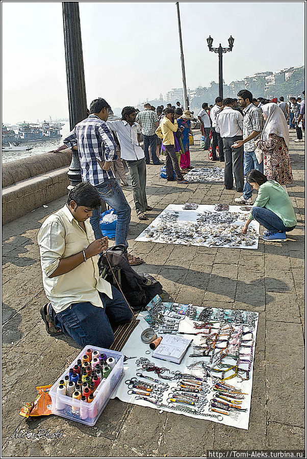 Вот торговцы на набережной у Ворот Индии. Продают всякую мелочевку, даже нитки...
* Мумбаи, Индия