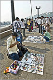 Вот торговцы на набережной у Ворот Индии. Продают всякую мелочевку, даже нитки...
*