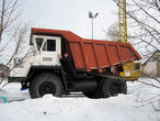 Перед спуском в шахту на площадке установлен БелАЗ с Калтанского угольного разреза.