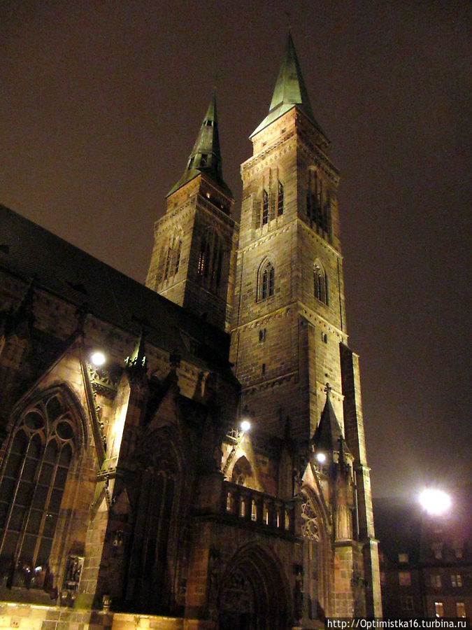 Забраться на одну из высоких башень церкви Св. Себальда Нюрнберг, Германия