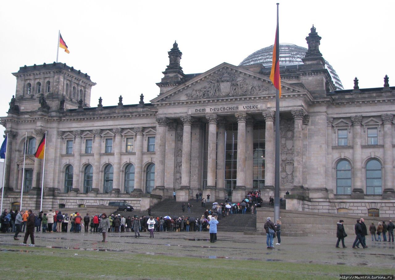 С 1916 года фасад здания украшает фраза Dem Deutschen Volke (Немецкому народу). Берлин, Германия
