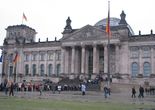 С 1916 года фасад здания украшает фраза Dem Deutschen Volke (Немецкому народу).