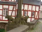 4  льва на мосту через Ельцбах. Раньше они стояли перед замком Лёвенбург и дали ему название -Львиный.