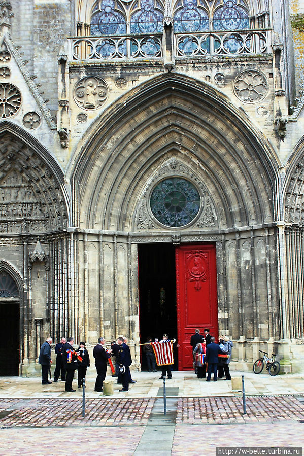 Ветераны-американцы у собора Нотр-Дам 8 мая. Байё, Франция