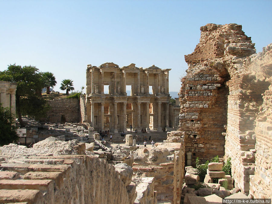 Вид на библиотеку со стены туалета Эфес античный город, Турция