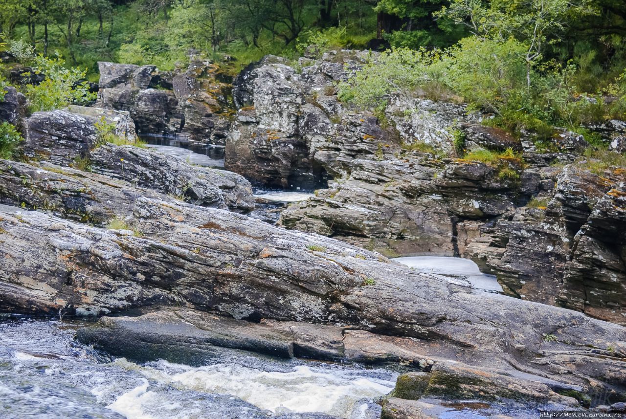 У  живописной каменистой реки Шотландия, Великобритания