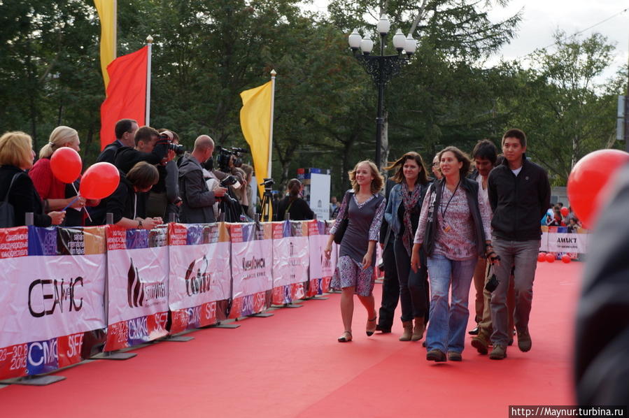 Идет   будущее   сахалинского   кинематографа. 
На  протяжении  всего  времени  работы  фестиваля  они  под руководством   опытных   художников   кино  снимали   сверхкороткие   фильмы  на   тему  Европееец — азиат   Все  фильмы   были   показаны  в   день   закрытия   фестиваля.   Все   они  были  настолько  разными,   интересными.  с  хорошим  юмором,  что   трое   из   ребят   без   экзаменов,  как  сказала   Алла  Сурикова   по   ее   личному   блату ,   станут   студентами   высших   курсов  режиссуры. Южно-Сахалинск, Россия