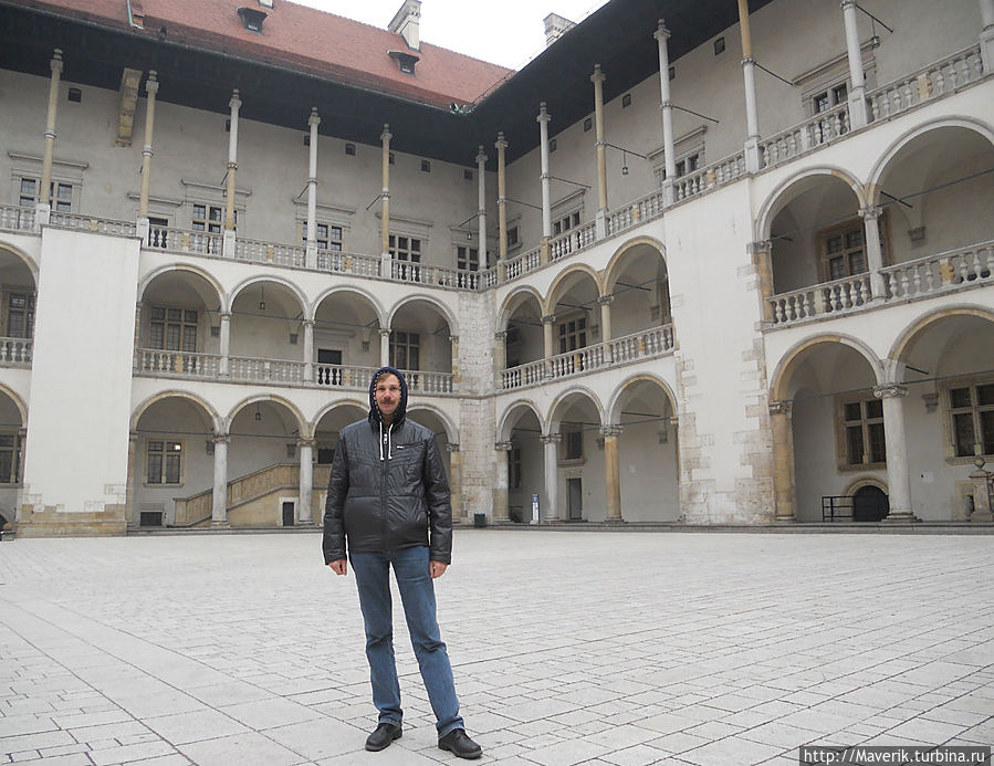 Здесь внутри Королевского замка можно посетить Сокровищницу, Оружейную и Королевские покои. Краков, Польша