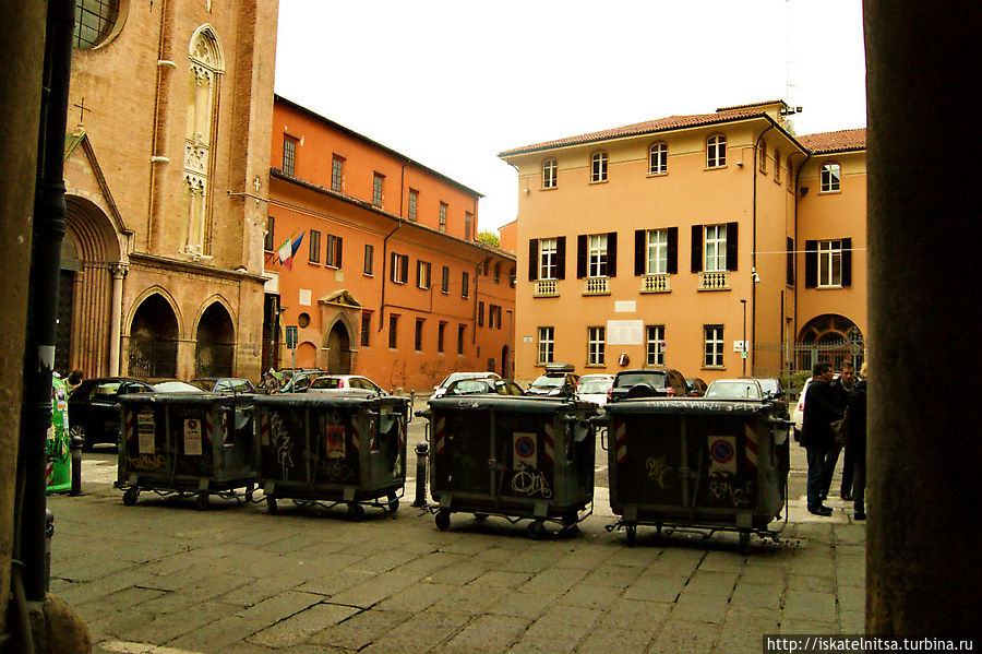 Место сора тусующихся студентов Болонья, Италия