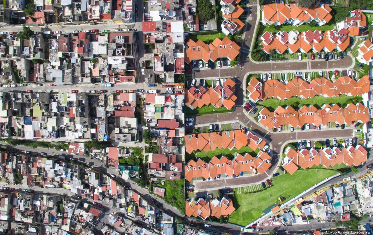 В Санта-Фе земля стоит настолько дорого, что застройщики начали вырезать жилые комплексы из окрестных трущоб. Из интернета Мехико, Мексика