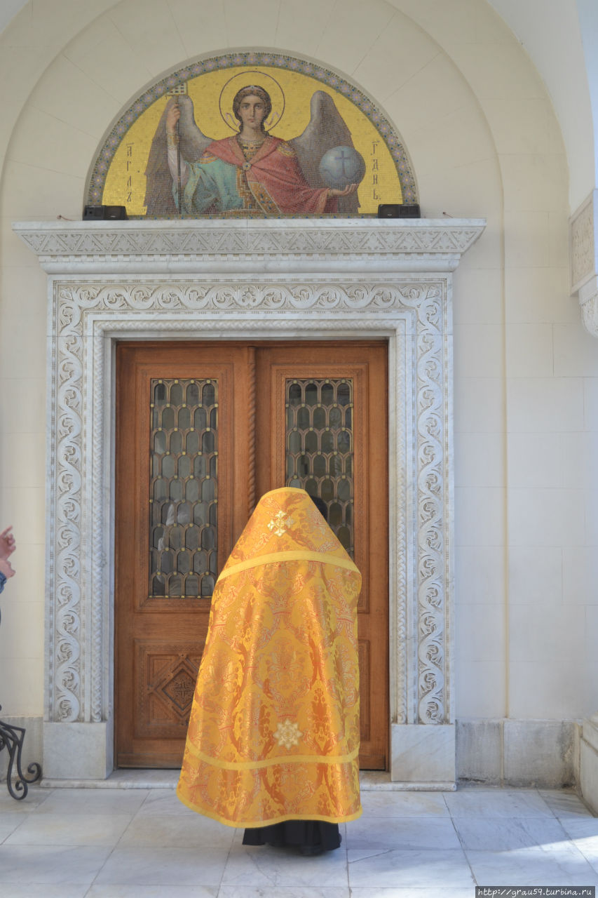 Священник входит в храм. Ливадия, Россия