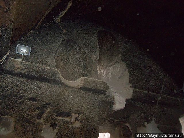 Закопченые дымом и временем стены и своды столовой.