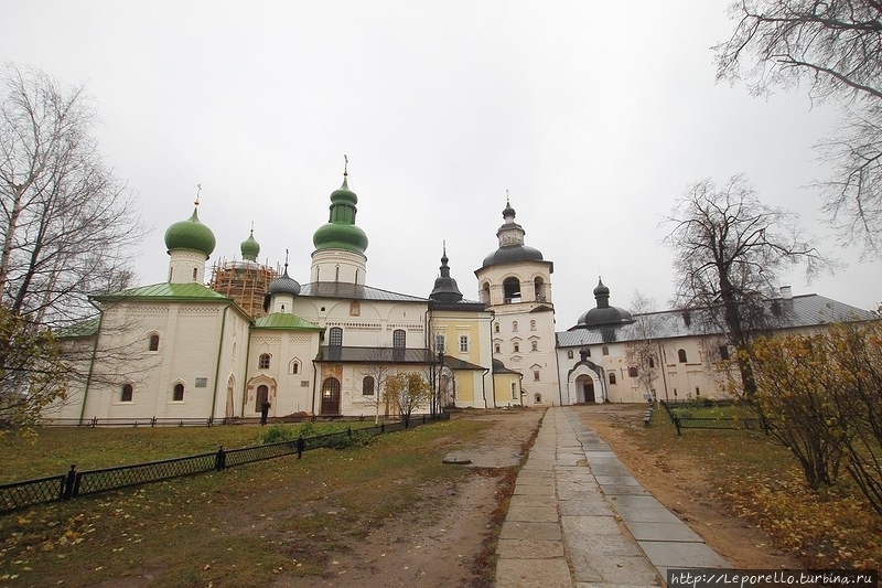 Кирилло-Белозерский монастырь под октябрьским дождем Кириллов, Россия