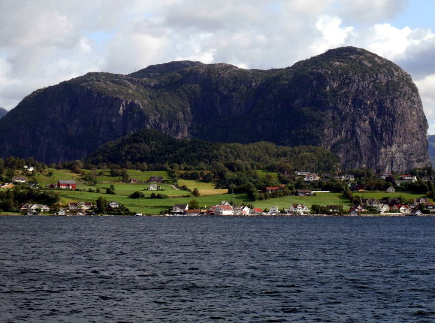 Сюрная гора рядом с Lauvvik. Люсе-фьорд, Норвегия
