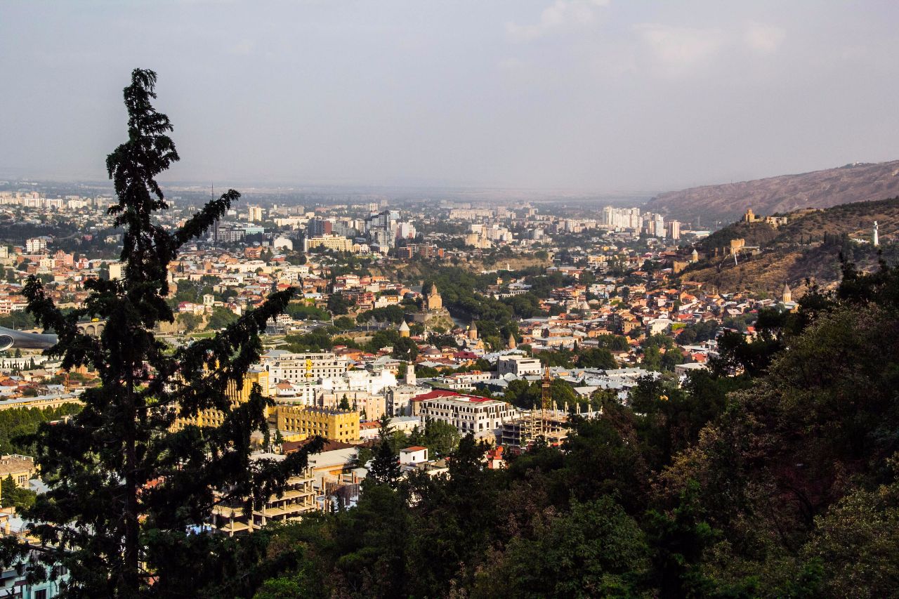 вид на город с горы Мтацминда Тбилиси, Грузия
